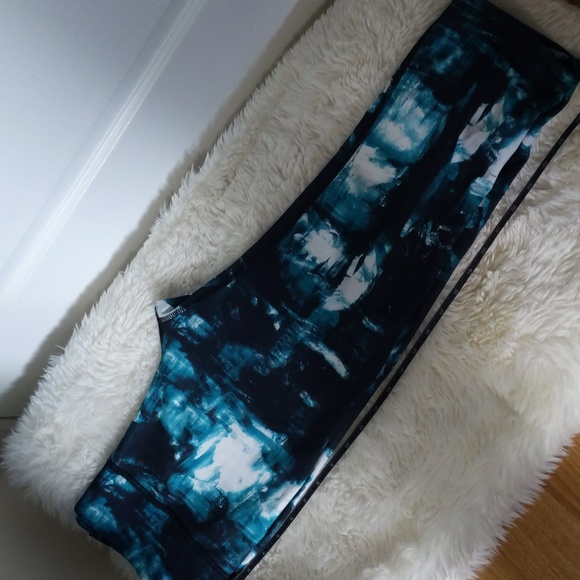 3/$20✨ LNC Citrus active blue paint print activewear capris leggings, large - Picture 8 of 8